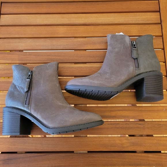NIB Clarks Dark Taupe Leather Heeled Ankle Boots Size 7 M - Picture 2 of 6